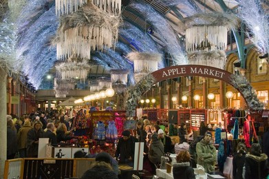 Christmas shopping in the Apple Market at Covent Garden, London, England, United Kingdom, Europe