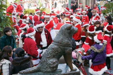 Christmas Santas meeting at Hachiko dog meeting point, Shibuya ward, Tokyo, Japan, Asia