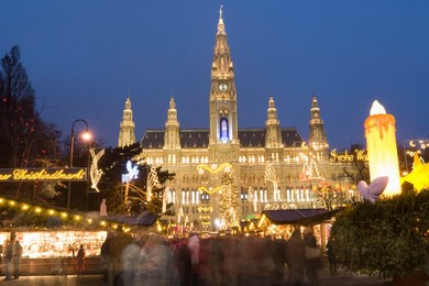 Christkindlmarkt (Christmas Market) and Rathaus (Town Hall) at Rathausplatz at twilight, Innere Stadt, Vienna, Austria, Europe