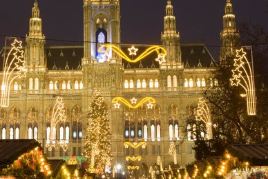 Christkindlmarkt (Christmas Market) and Rathaus (Town Hall) at Rathausplatz at twilight, Innere Stadt, Vienna, Austria, Europe