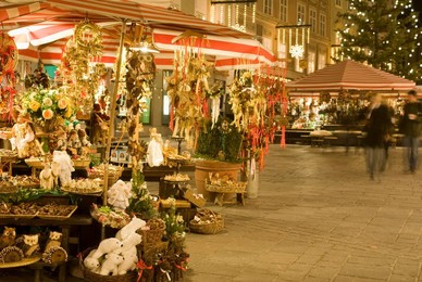 Altermarkt Christmas market at night, Altermarkt Square, Salzburg, Austria, Europe