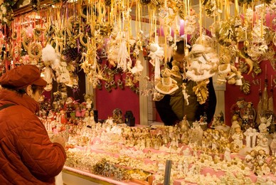 Woman looking at Christmas decorations at stall, Christkindlmarkt (Christmas Market) at Rathausplatz, Innere Stadt, Vienna, Austria, Europe