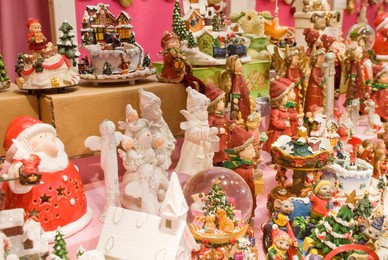 Christmas decorations stall, Christkindlmarkt (Christmas Market) at Rathausplatz, Innere Stadt, Vienna, Austria, Europe