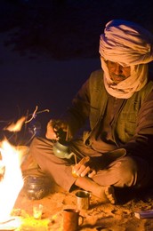 Tuareg preparing tea on a camp fire, Tadrat, Tassili n'Ajjer, Algeria, North Africa, Africa