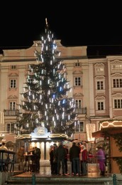 Christmas tree, Baroque building and stalls at Christmas Market, Hauptplatz, Linz, Oberosterreich (Upper Austria), Austria, Europe