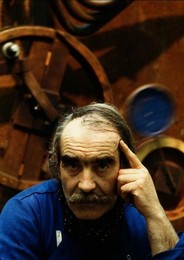 Jean Tinguely with "Relief Bleu" / photo