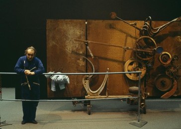 Jean Tinguely with Relief Bleu / Photo