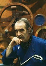 Jean Tinguely with Relief Bleu / Photo