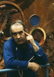 Jean Tinguely with Relief Bleu / Photo