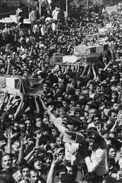 Burial of Iranian soldiers who died at the beginning of the Iran-Iraq war / Photo 1980