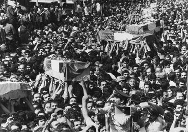 Burial of Iranian soldiers who died at the beginning of the Iran-Iraq war / Photo 1980