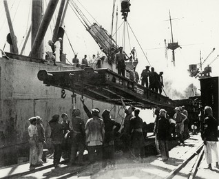 2. WK, Persischer Korridor, Nachschub im Hafen Bandar-e Schahpur / Foto