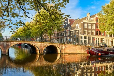 Houses and bridge where Keizersgracht meets Brouwersgracht, Amsterdam, North Holland, The Netherlands