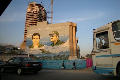 Iran, facade painting in Tehran: In memory of the fighter pilots Yasini and Doran (left)