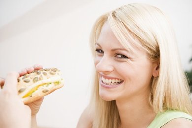 Junge Frau isst gesundes Brot - Young Woman eating healthy Bread