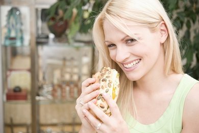 Junge Frau isst gesundes Brot - Young Woman eating healthy Bread