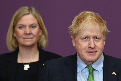 Sweden's Prime Minister Magdalena Andersson (L) and Britain's Prime Minister Boris Johnson pose for a family photo with leaders of the the Joint Expeditionary Force (JEF), a coalition of 10 states focused on security in northern Europe, following their me