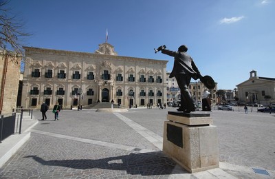 Art;Arts;Auberge;Bronze;Castile;Destination;George B Oliver;Horizontal;Malta;Maltese;Mediterranean;Metal;Outdoor;Outside;Sculpture;Sculture;Square;Stature;Travel;Valletta