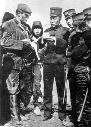 Jack London showing his pass to some soldiers