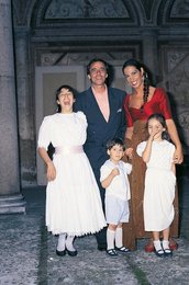 Roberto Vecchioni with his family