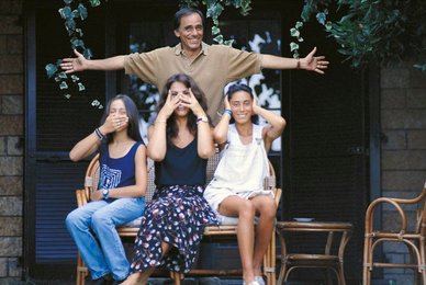 Roberto Vecchioni with his family