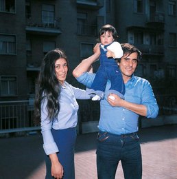 Roberto Vecchioni with his family