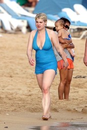 **EXCLUSIVE** Kelly Osbourne hits the water as the Osbournes enjoy a family new year vacation in Hawaii
