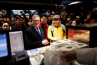 Prime Minister Keir Starmer visits Yuyuan Garden