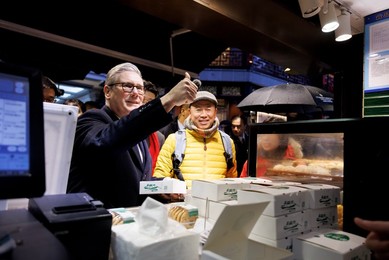 Prime Minister Keir Starmer visits Yuyuan Garden
