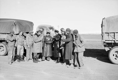 Officiers de l'Armée Rouge et soldats américains dans le corridor persan / Photo, 1943