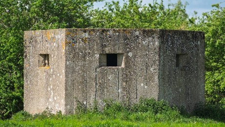 Concrete bunkers from WW2.
This casemate is of type FW3/22. During World War II, these bunkers were used for the defense of the United Kingdom against a possible enemy invasion. They were built in 1940 and into 1941.
Wicken, near Ely, Cambridgeshire, UK.