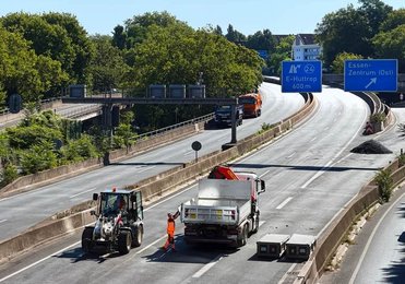 Leere Autobahn A 40 an der Abfahrt Essen Zentrum Ost, Sperrung, Baumassnahmen waehrend der Ferien, Essen, Ruhrgebiet, Deutschland, Europa
