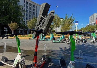 Bergarbeiterdenkmal Steile Lagerung, Bildhauer Max Kratz mit vielen E-Scootern im Zentrum von Essen, Ruhrgebiet, Nordrhein-Westfalen, Deutschland, Europa