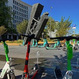 Bergarbeiterdenkmal Steile Lagerung, Bildhauer Max Kratz mit vielen E-Scootern im Zentrum von Essen, Ruhrgebiet, Nordrhein-Westfalen, Deutschland, Europa