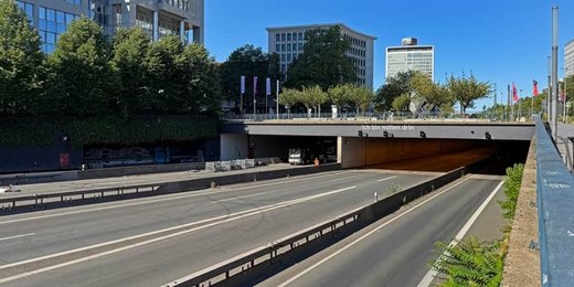 Leere Autobahn A 40 im Zentrum vor der Einfahrt in den Tunnel, Sperrung, Baumassnahmen waehrend der Ferien, Essen, Ruhrgebiet, Deutschland, Europa