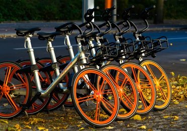 Chinesische Leihfahrräder orange