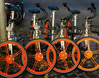 Chinesische Leihfahrräder orange
